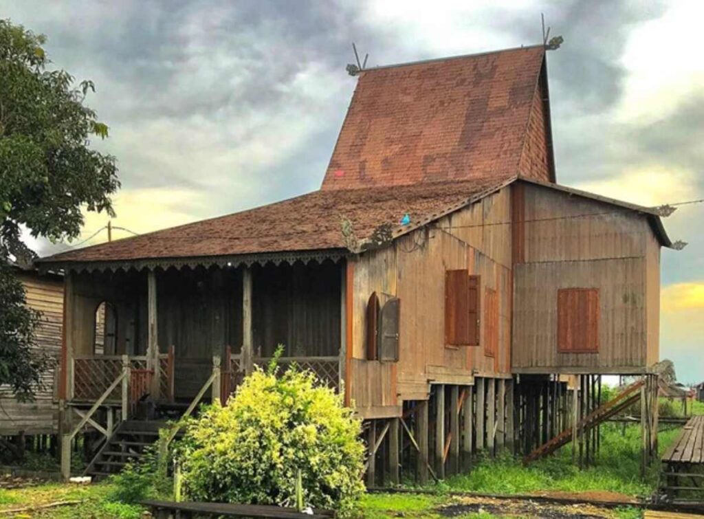 Fungsi dan peran rumah adat kalimantan selatan