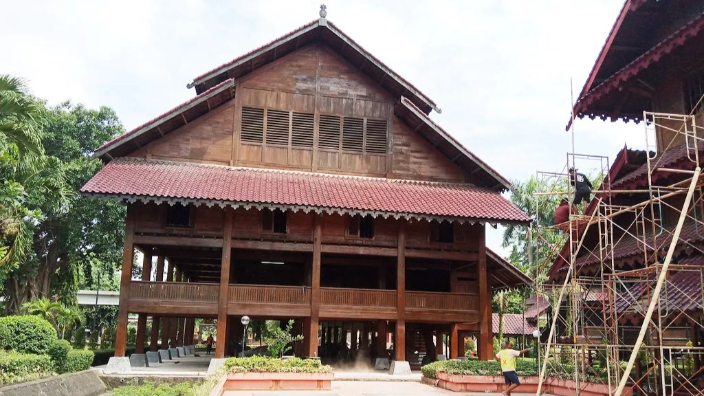 rumah adat sulawesi tenggara 2