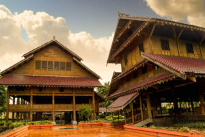 rumah adat sulawesi tenggara