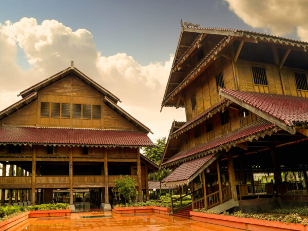 rumah adat sulawesi tenggara