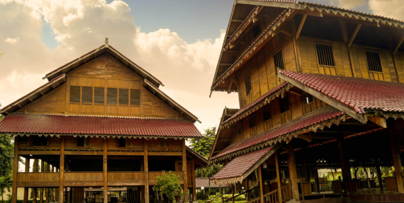 rumah adat sulawesi tenggara