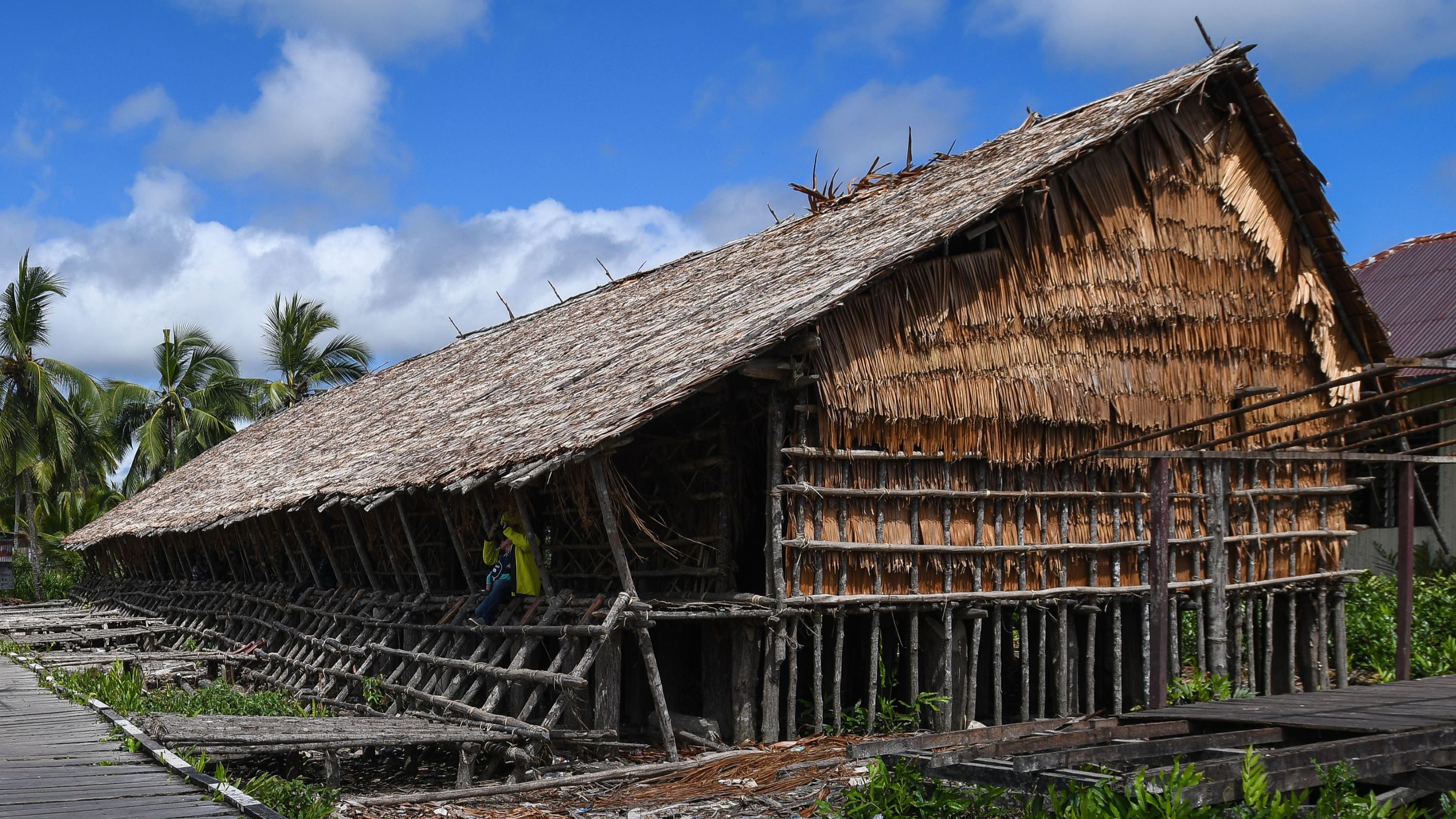 rumah adat papua kluft suku asmat 1