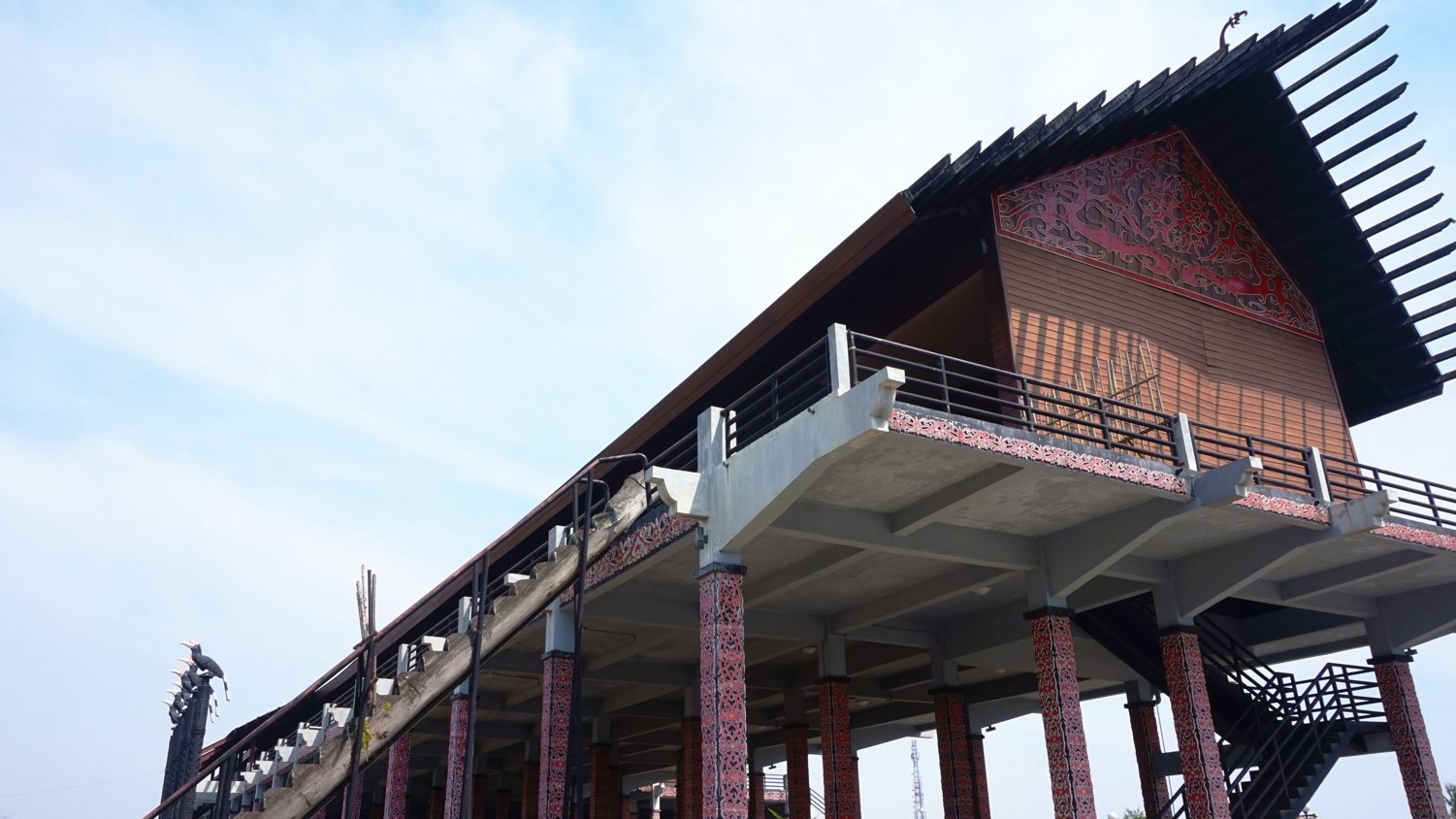 7 Rumah Adat Kalimantan Barat: Nama, Ciri Khas, Arsitektur, Fungsi