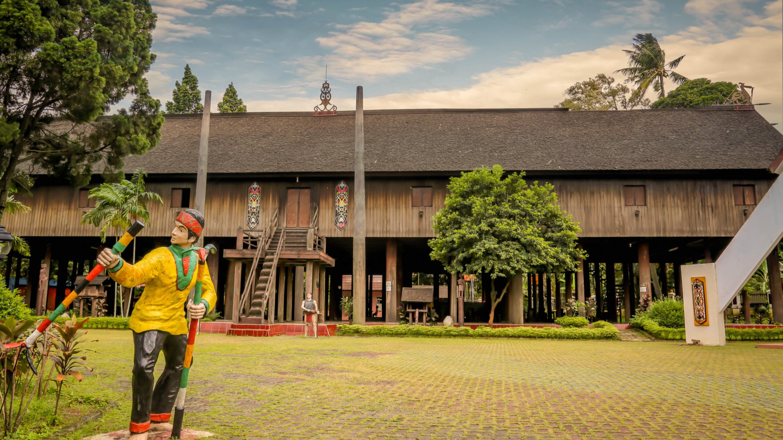 rumah adat kalimantan tengah 2