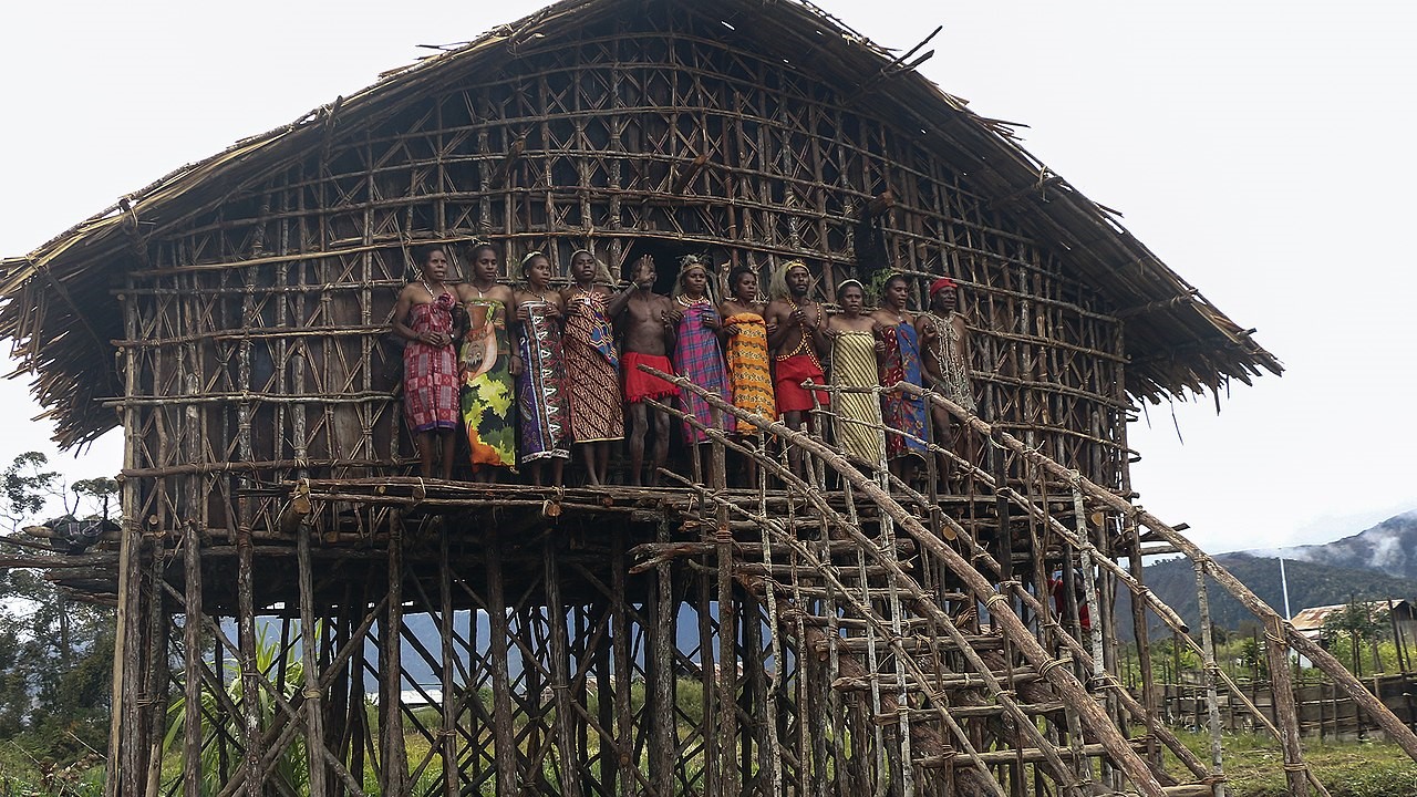 rumah adat papua barat kaki seribu 2